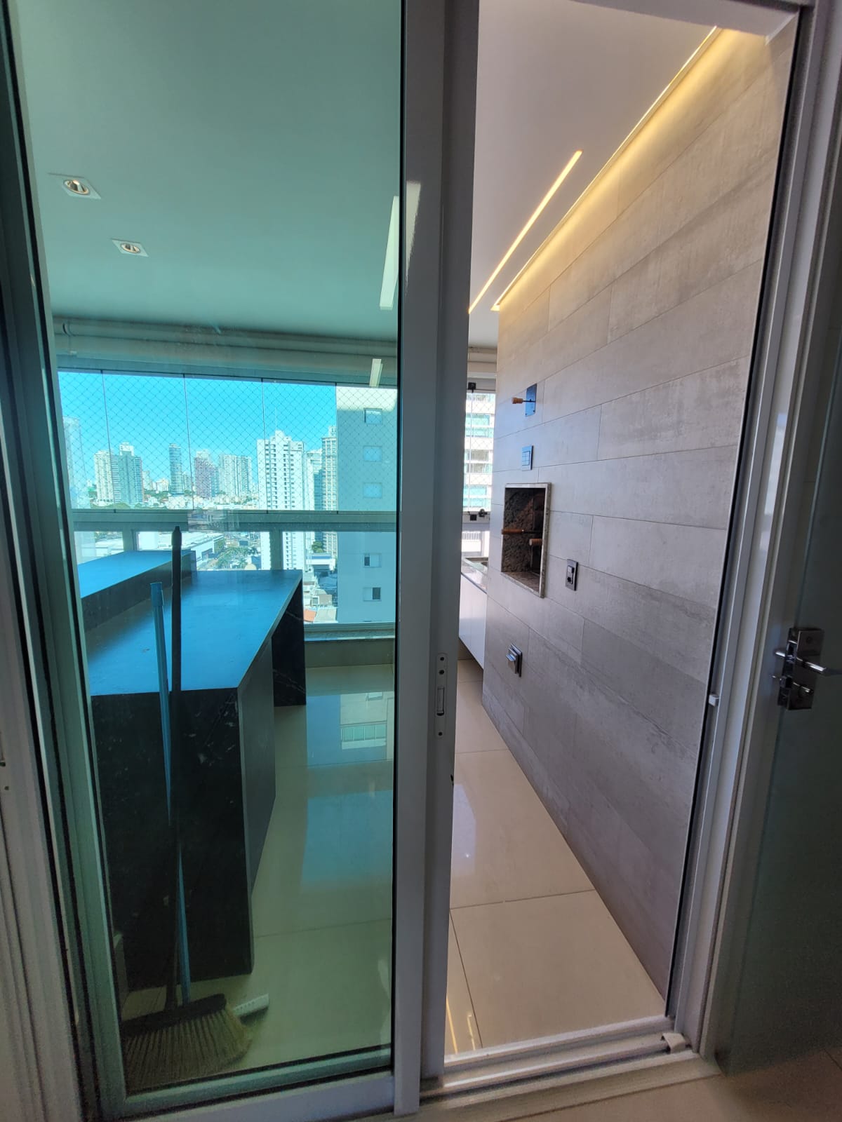 Apartamento para aluguel / Setor Marista / 160 m² / 3 suítes / 3 vagas / Varanda gourmet com churrasqueira a carvão / lavabo