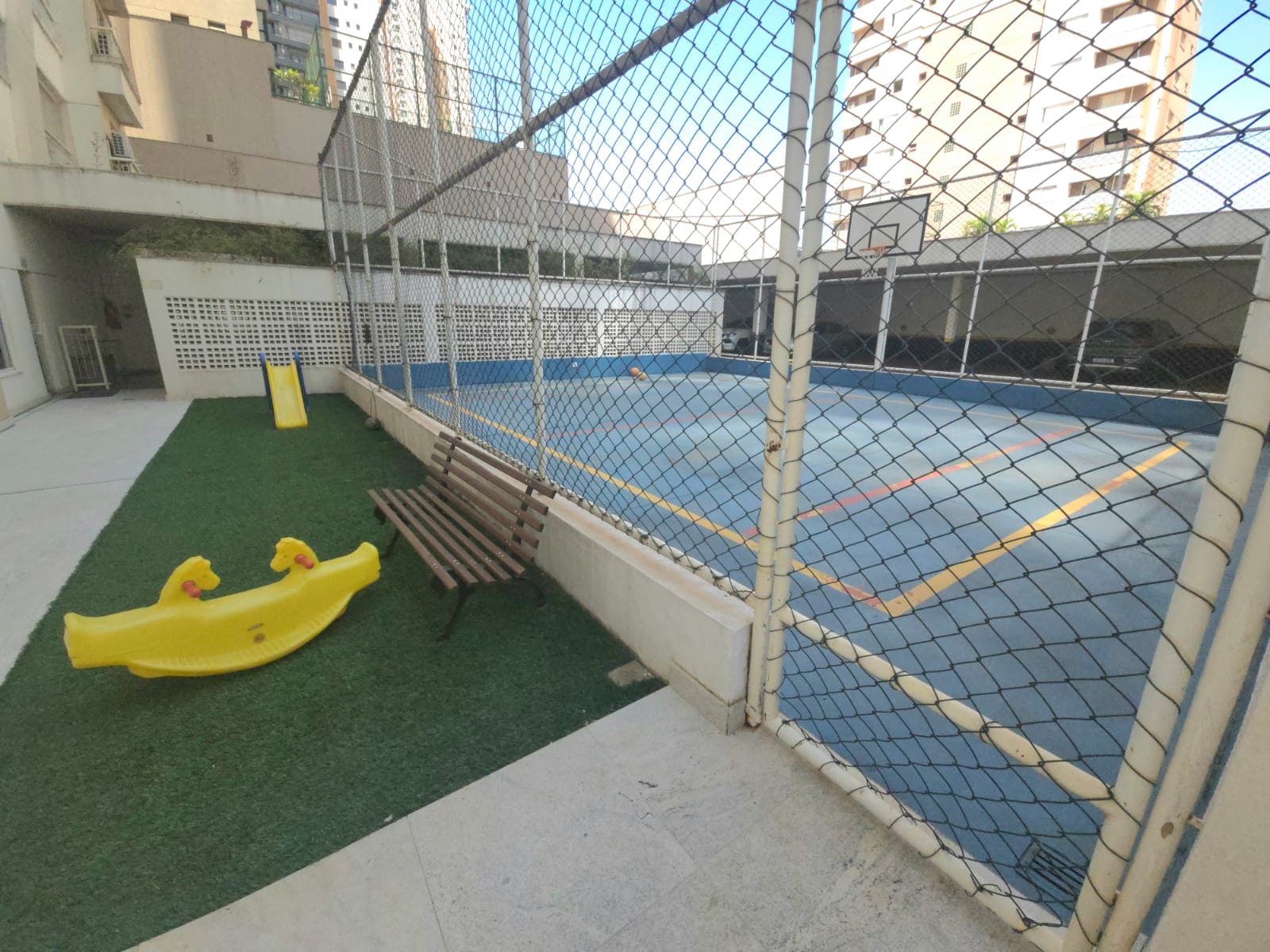 Apartamento à Venda / 02 quartos / / 1 suíte / repleto em armários / balcão gourmet / andar alto / Setor Bueno