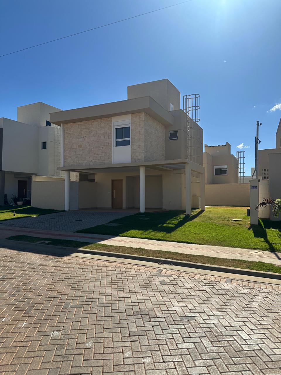 Sobrado à venda no Parque Amazônia / 4 quartos / 2 suítes / 181 m²