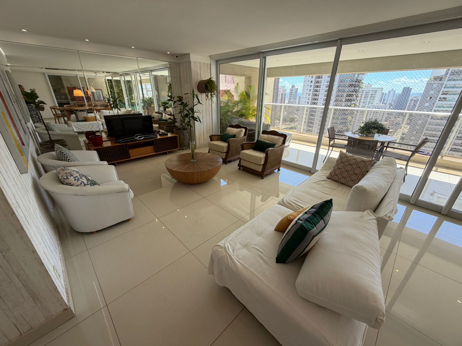 Vingt Trois Residence , 4 suítes plenas na praça da T 23