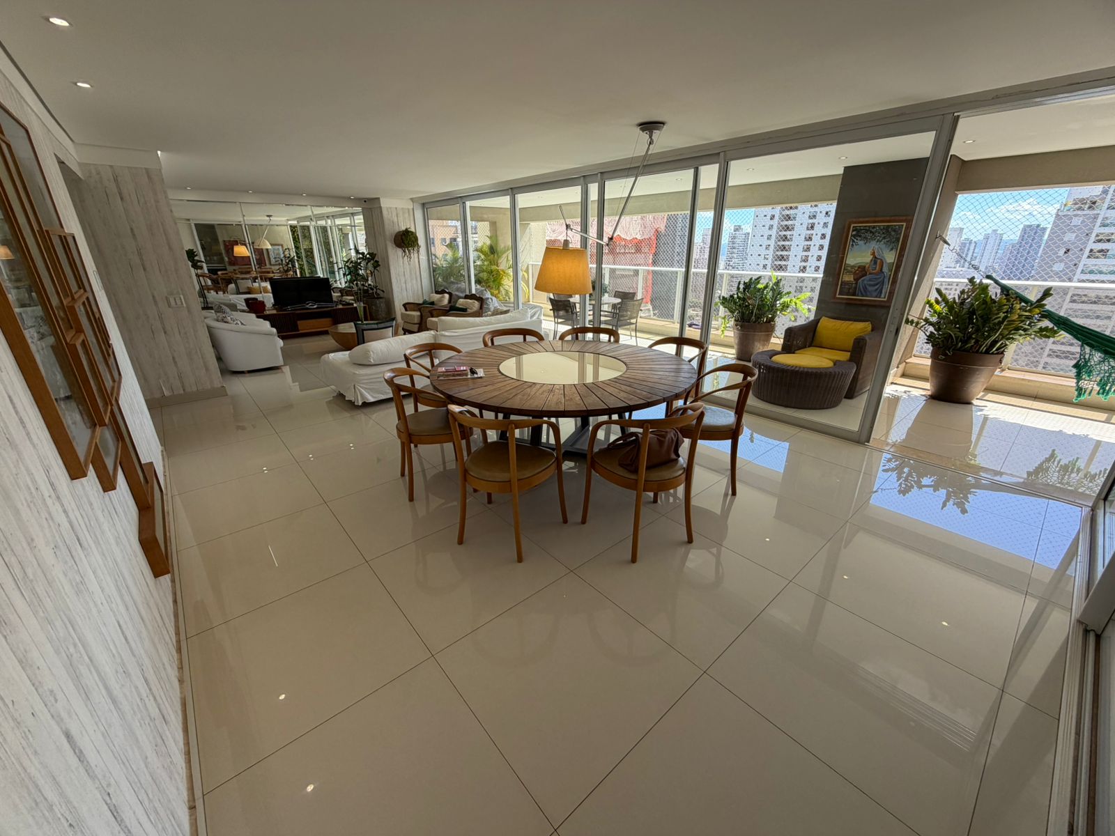 Vingt Trois Residence , 4 suítes plenas na praça da T 23