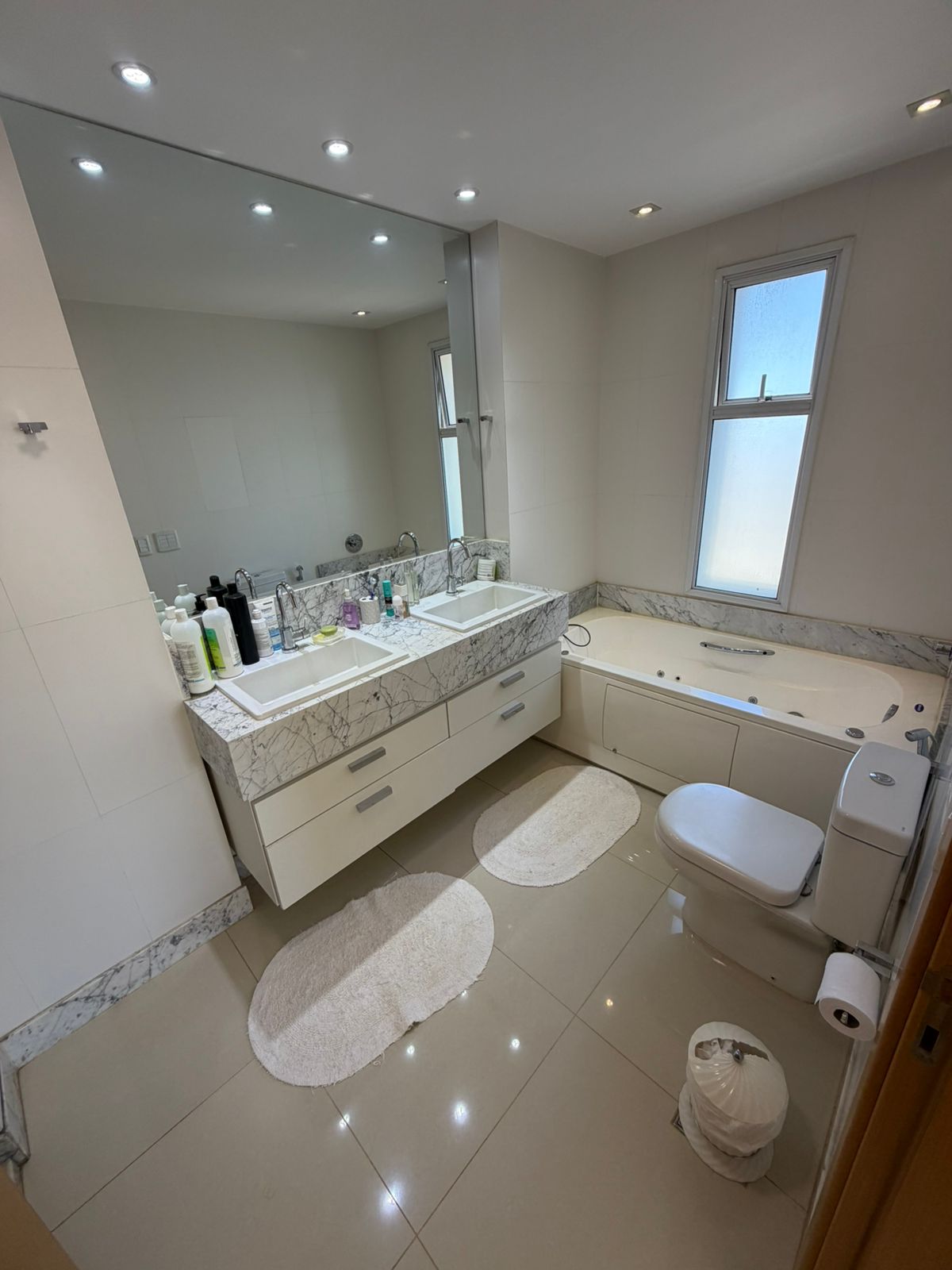 Vingt Trois Residence , 4 suítes plenas na praça da T 23