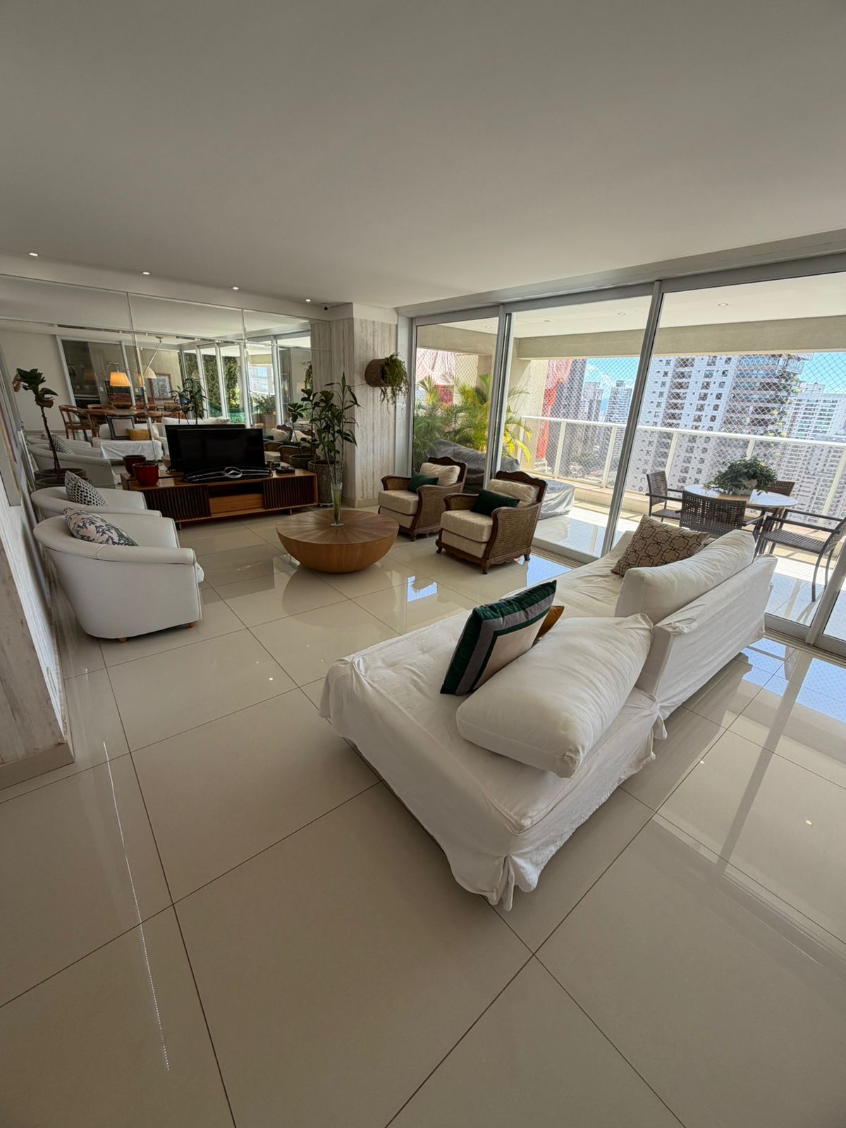 Vingt Trois Residence , 4 suítes plenas na praça da T 23